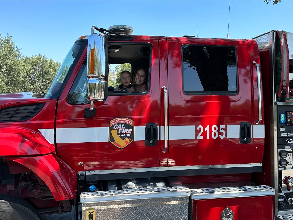 CALFIRE_ButteCo's tweet image. During our #LoaferDrill this week, a family spending the day at the Loafer Creek Recreation Area stopped by and wanted to see our Fire Engine. FF Ledogar on Engine 2185 from Bangor gave the family a tour, showing off some of our gear and tools. #AlwaysEducating