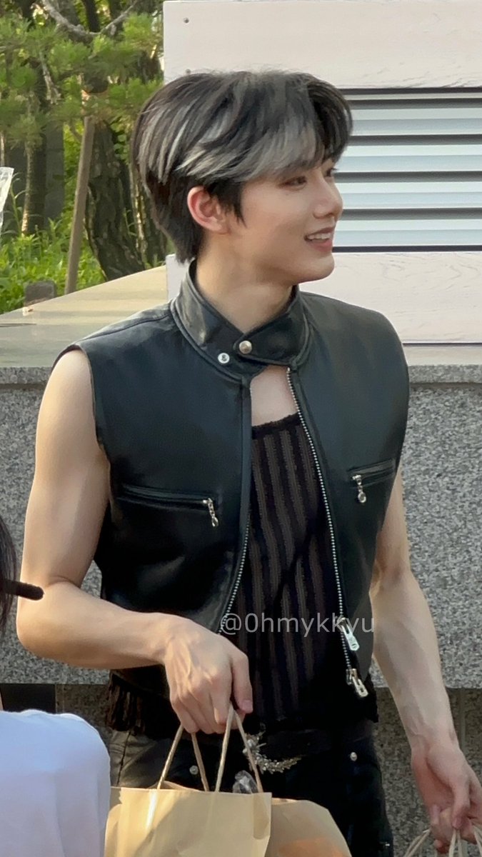 kyuhoer's tweet image. i'm about to faint.. this is insanely gorgeous junkyu ya 😭