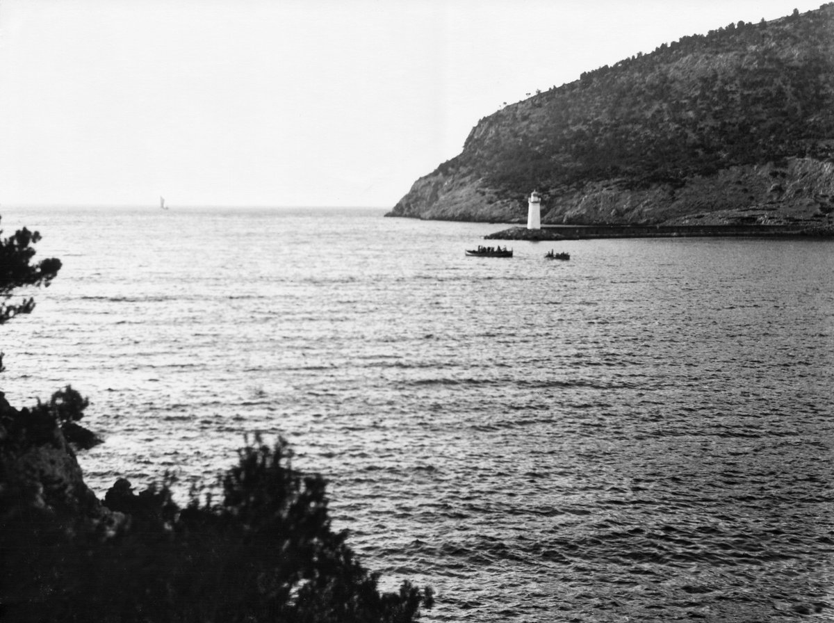 Les imatges en blanc i negre de principis de segle XX conservades a les cases marineres encara resistents al capital estranger destapen aquell paradís virginal. Amb <a href="/FranciscoUbi14/">Francisco Ubilla</a> hem fet el abans i el després. On abans havia llaüts, ara hi ha iots i ciment.