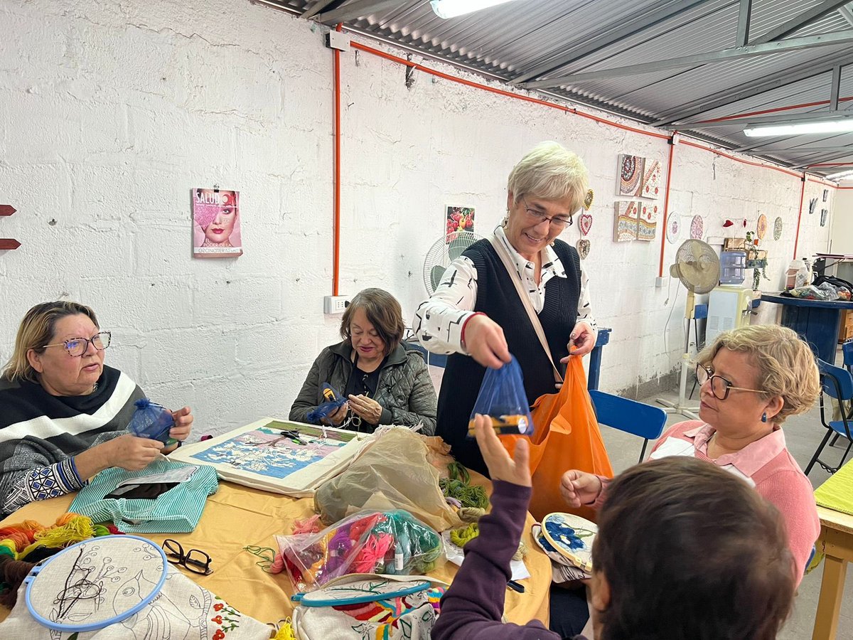 Hoy visitamos al Club adulto Mayor Alba. Hacen un trabajo increíble, en cada detalle de sus cuadros de bordados. Felicitamos a cada uno por su lindo trabajo y grata compañía.   

#senadoraebensperger #adultomayor #TerceraEdad #LuzEbensperger #tarapacá