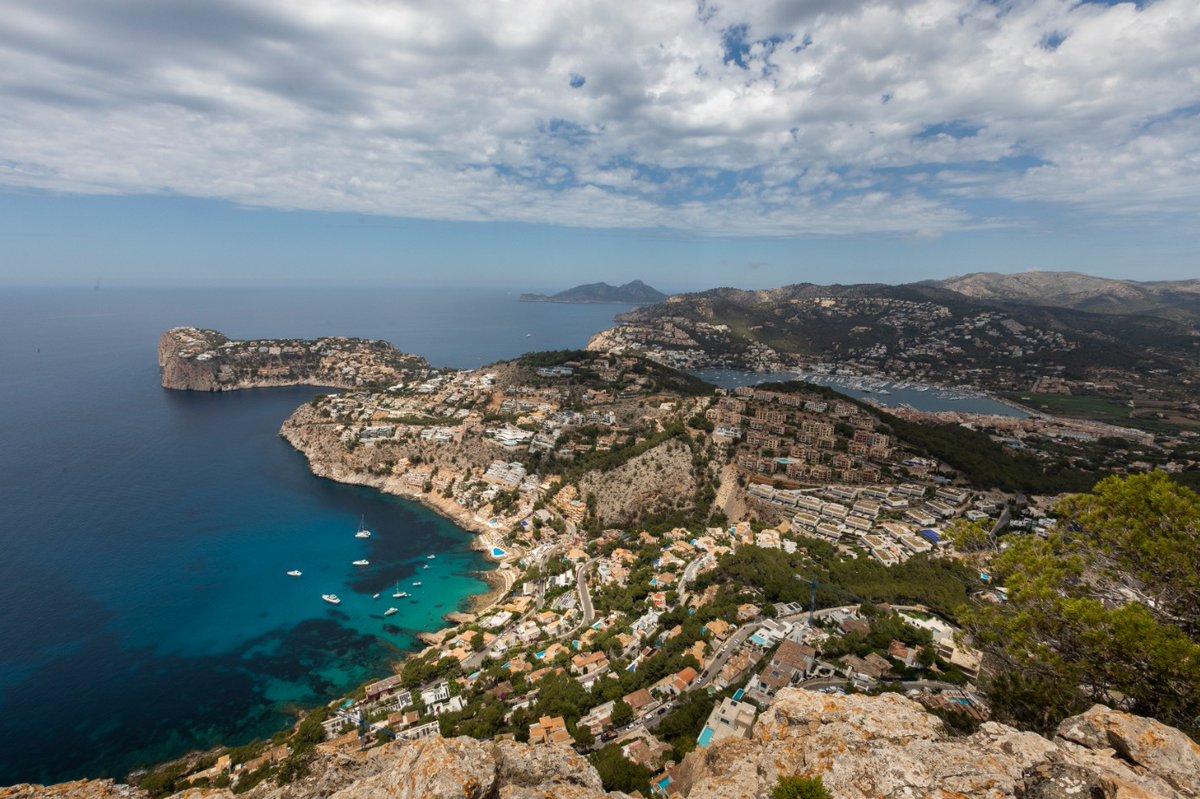 <a href="/FranciscoUbi14/">Francisco Ubilla</a> La vista des de sa Talaia mostra Cala Llamp farcida de piscines a pocs metres de la mar. L'únic accés per terra, envaït per un restaurant sobre les roques. Al fons, Sa Dragonera. Fou la cala que va donar nom a la novel·la homònima de Porcel, avui zona zero de l'urbanisme salvatge