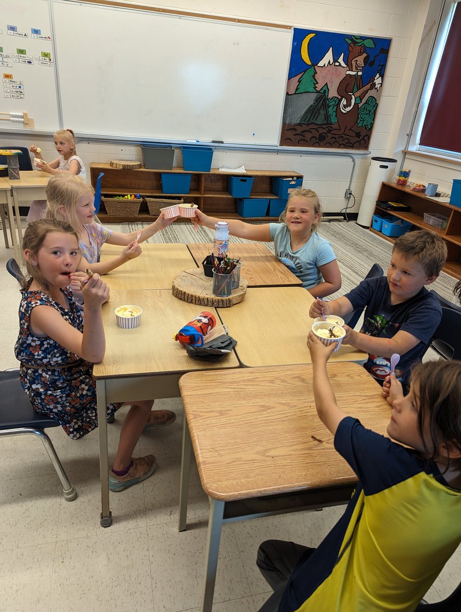 mscollins_ldsb's tweet photo. What an amazing last day at Selby with this special group of kiddos. Capture the flag, ice cream sundaes and a glow stick dance party! Have a fabulous summer and best of luck in Grade 2! ⭐ https://t.co/WjIud61kfe