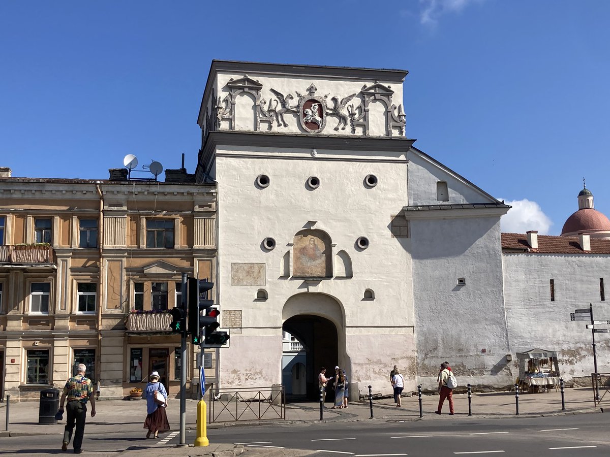 euro_tour's tweet image. ビリニュス(🇱🇹リトアニア)。
本日の風景より。
④夜明け門
聖母マリアの肖像画が飾られたチャペルがある建築物として有名な1500年代の城門。