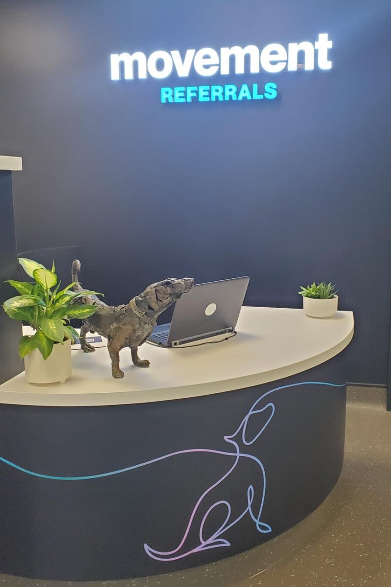 ⁦<a href="/emmarodgersart/">Emma Rodgers</a>⁩ on our reception desk 😳 How cool is that? ⁦<a href="/movementvets/">@movementvets</a>⁩