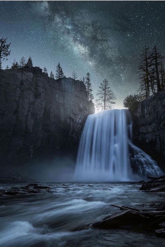 ●～●～●～●～Ⓢⓦⓔⓔⓣ ⓓⓡⓔⓐⓜⓢ●～●～●～
#TwitterNatureCommunity 
Waterfall at night.
📸 - Pinterest