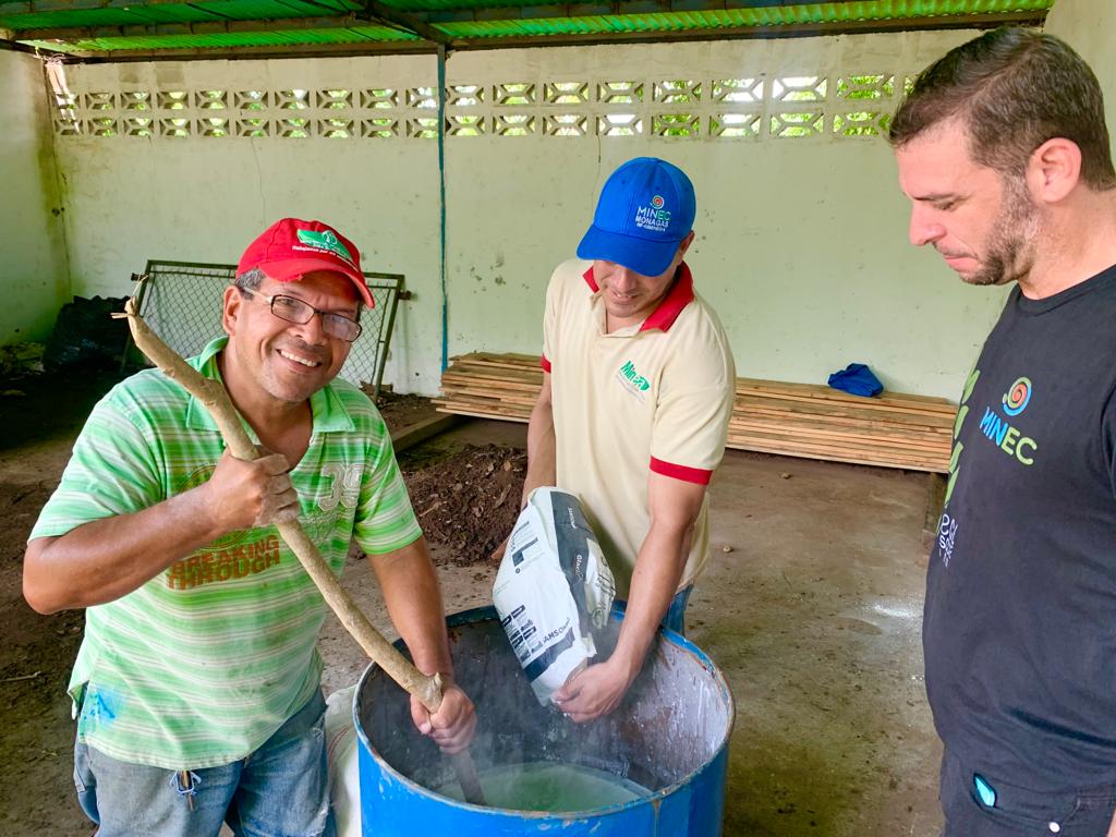 #AlDía🌱|| Desde el sector El Ambiente, edo. Monagas, el Equipo de Gestión Ecosocialista, realizó una jornada de mantenimiento en las instalaciones de la #UTEC monaguense, cumpliendo con las instrucciones del min. <a href="/JosueLorcaV/">Josué Lorca Vega</a> de garantizar el bienestar de las y los trabajadores