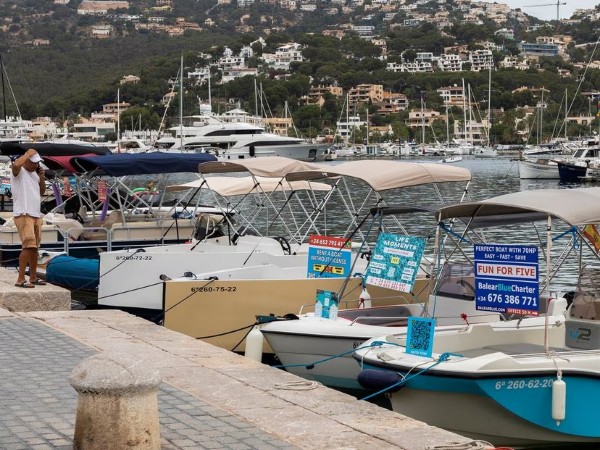 <a href="/FranciscoUbi14/">Francisco Ubilla</a> El resum: compra de terrenys de dubtosa legalitat, l’intercanvi de favors i silencis. La dinamita per l'explosió urbanística: un club nautic (Es club de vela Port Andratx). Els molls s’allargaren sobre la mar com llengües de metall i a les muntanyes es multiplicaren els xalets.