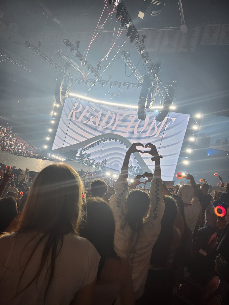 kat_cat18_'s tweet photo. I'll be posting a few photos from #TWICE_5TH_WORLD_TOUR_IN_CHICAGO that I took with the monocular 🔭they let me in with!!! The concert was SUPER fun and I loved every part of it!! 💗😾 || First concert &amp; it's Twice!! I think that's a win win 🏆!! 😙 #TWICEinCHICAGO #Day1 https://t.co/LMijKmDDpL