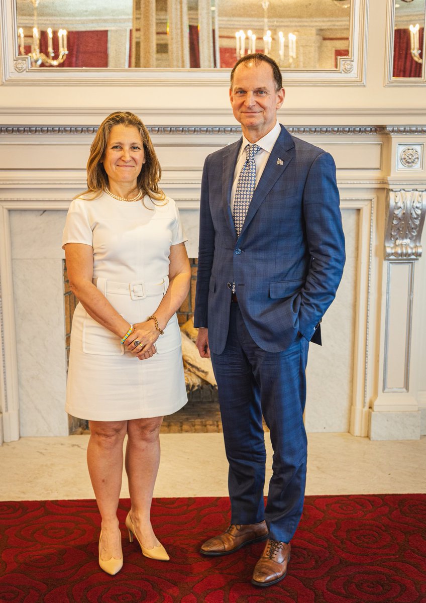 Chrystia Freeland (@cafreeland) on Twitter photo Notre gouvernement collabore avec le Québec pour construire notre économie propre, pour s'assurer que le Canada conserve sa cote AAA et la situation financière la plus solide du G7, et pour bâtir un avenir meilleur pour les Québécois.
Heureuse de vous revoir, <a href="/EricGirardMFQ/">Eric Girard</a> ! Notre gouvernement collabore avec le Québec pour construire notre économie propre, pour s'assurer que le Canada conserve sa cote AAA et la situation financière la plus solide du G7, et pour bâtir un avenir meilleur pour les Québécois.
Heureuse de vous revoir, <a href="/EricGirardMFQ/">Eric Girard</a> !