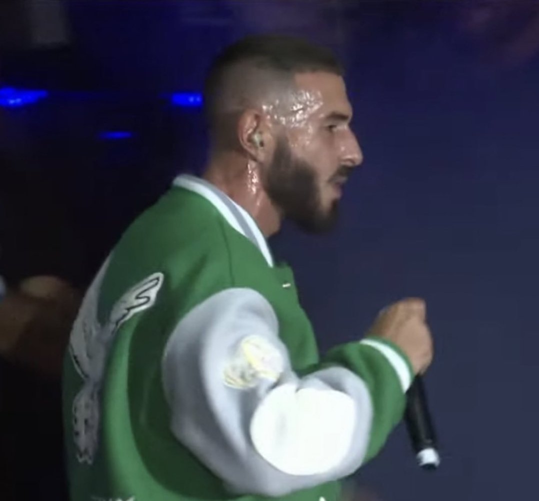 Wie ich auf der öffentlichen Toilette sitze während 3 Jugendliche gegen die Tür treten und rufen baaahhh junge darin ist einer mies am scheißen