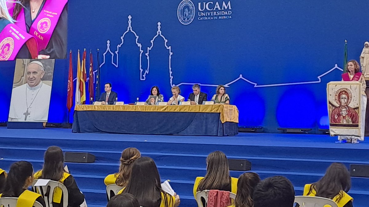 Elisa Tarazona, presidenta de la Fundación Ribera Salud y madrina de la nueva promoción de la Facultad de Medicina de la UCAM, ha dirigido un emotivo discurso a los graduados.