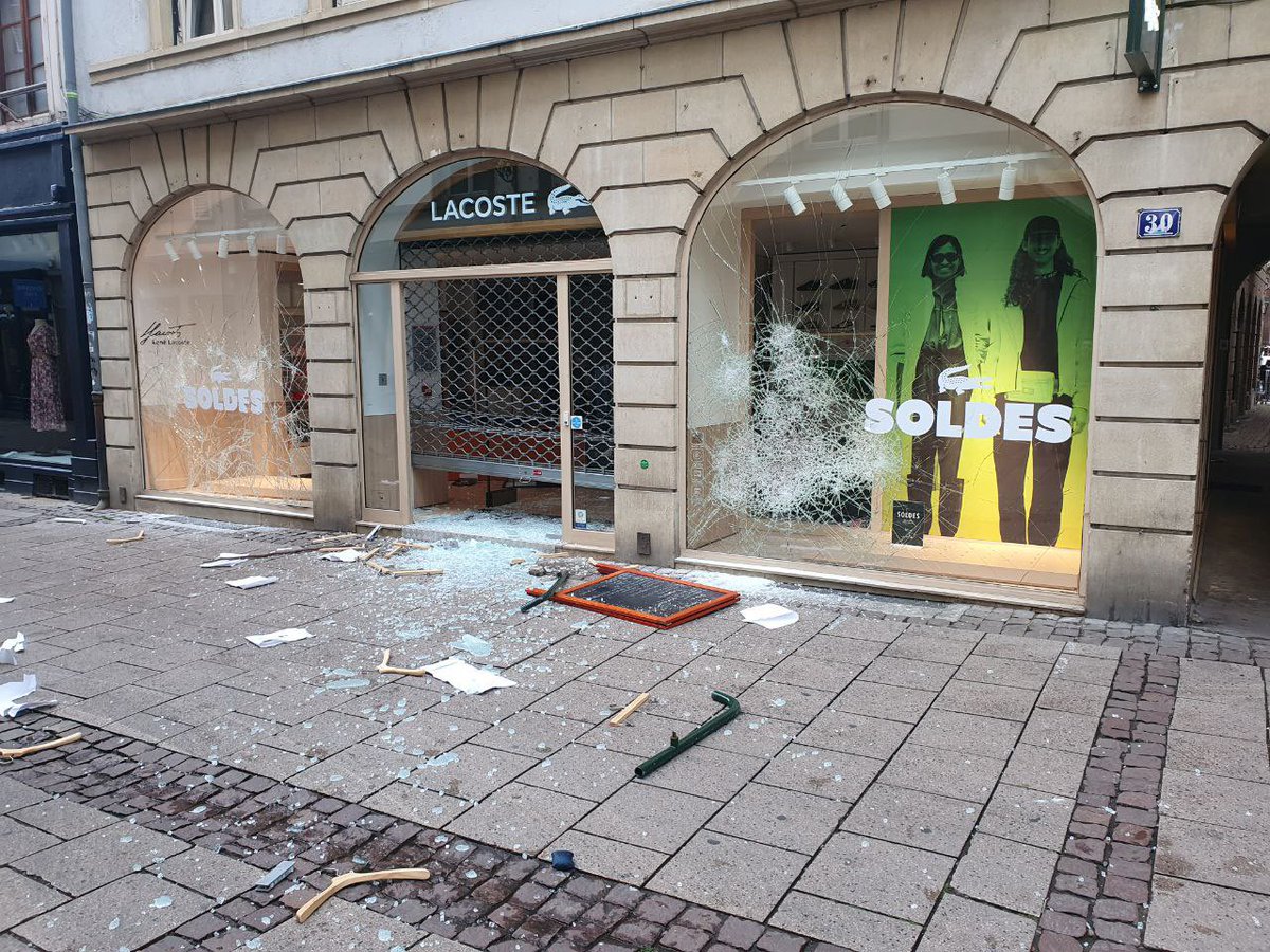 PJakubowicz's tweet photo. Près de trois heures sur le terrain ce soir pour échanger avec les équipes de l’Opéra, les habitants et commerçants victimes du déchainement de violence et des pillages survenus au centre ville cet après-midi. 

Beaucoup sont choqués et sont frappés par l’âge des jeunes impliqués, souvent quasiment des enfants. 

Cette violence est inacceptable et intolérable. Elle doit être combattue et condamnée sans ambiguité. 

Total soutien aux forces de l’ordre de la @PoliceNat67 engagées sur le terrain pour ramener l’ordre et protéger nos concitoyens. 

 #Strasbourg