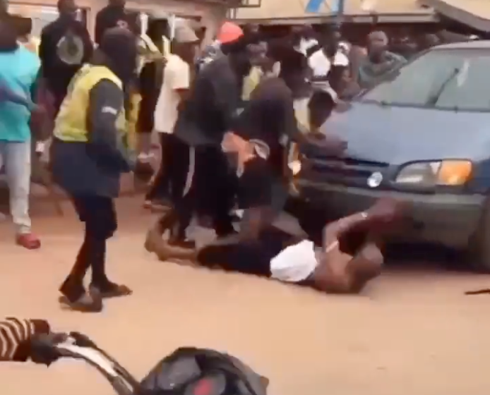SaharaReporters's tweet photo. Inspector-General Of Police Summons Edo Policemen To Abuja After Running Vehicle Over Victim | Sahara Reporters https://t.co/dC65uScptA https://t.co/6kkhgeS2U7