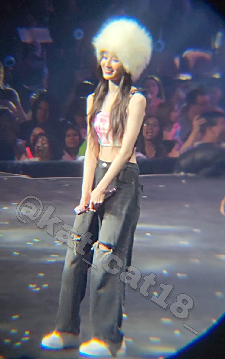 kat_cat18_'s tweet photo. Monocular photos from Twice concert Day 1 ❣️ They all looked sooooo cute 💗😙 #SANA #NAYEON #TWICE_5TH_WORLD_TOUR_IN_CHICAGO #Twicesana #twicenayeon https://t.co/Wu4NmJslEh
