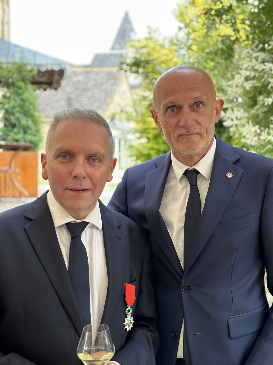 FXBerger's tweet photo. Très touché du discours de M. le garde des Sceaux @E_DupondM lu par M. le préfet @Prefet12 qui m’a remis ce jour les insignes de chevalier dans l’Ordre de la Légion d’honneur. Merci à l’ami @S_Mazars d’avoir été là. https://t.co/NrA09HIIeK