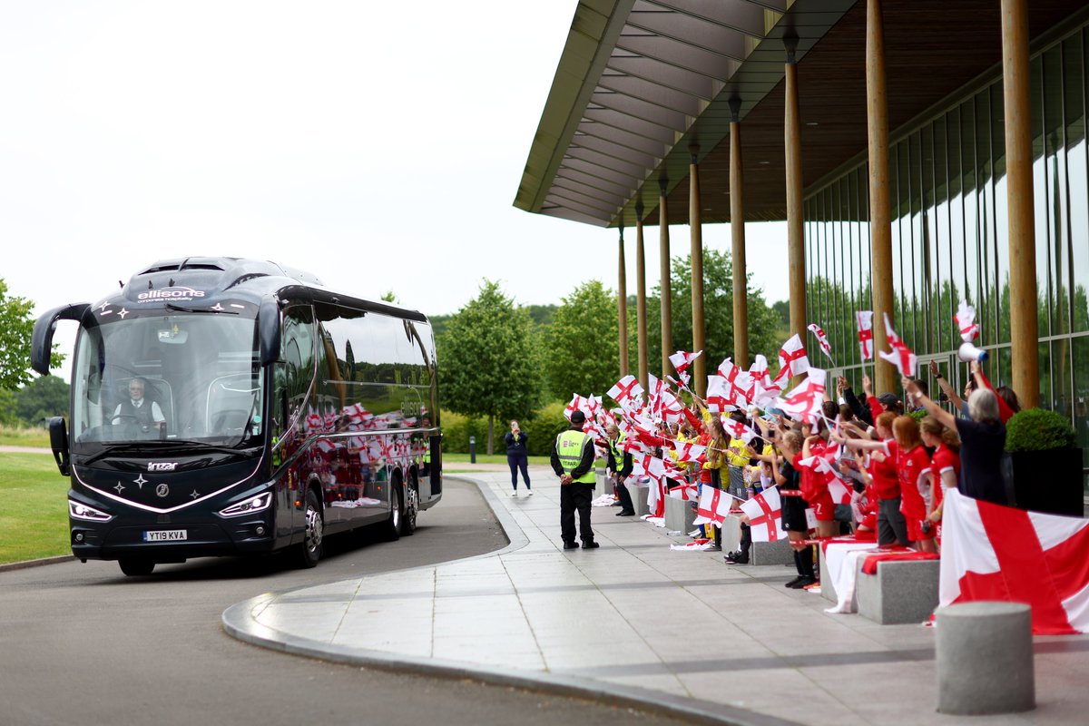Lionesses's tweet photo. Thank you, St. George's Park. 🏴󠁧󠁢󠁥󠁮󠁧󠁿 👋 https://t.co/zyNYUHFOt4