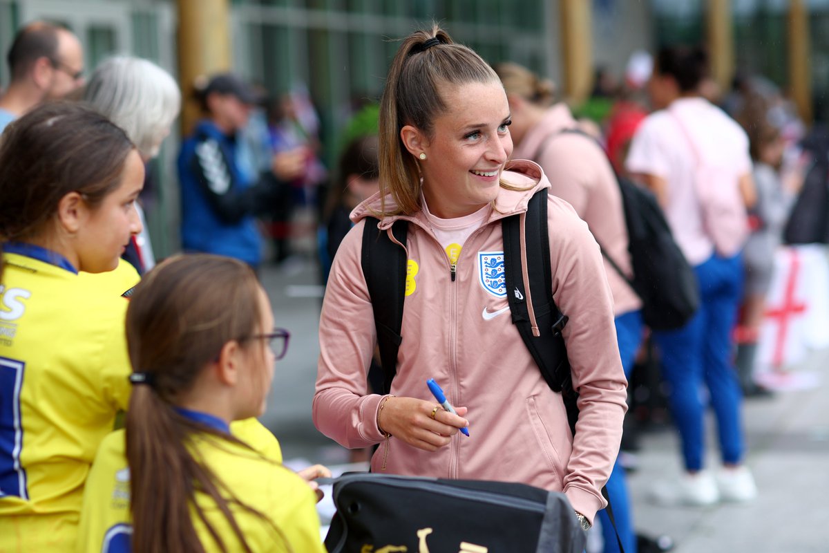 Lionesses's tweet photo. Thank you, St. George's Park. 🏴󠁧󠁢󠁥󠁮󠁧󠁿 👋 https://t.co/zyNYUHFOt4