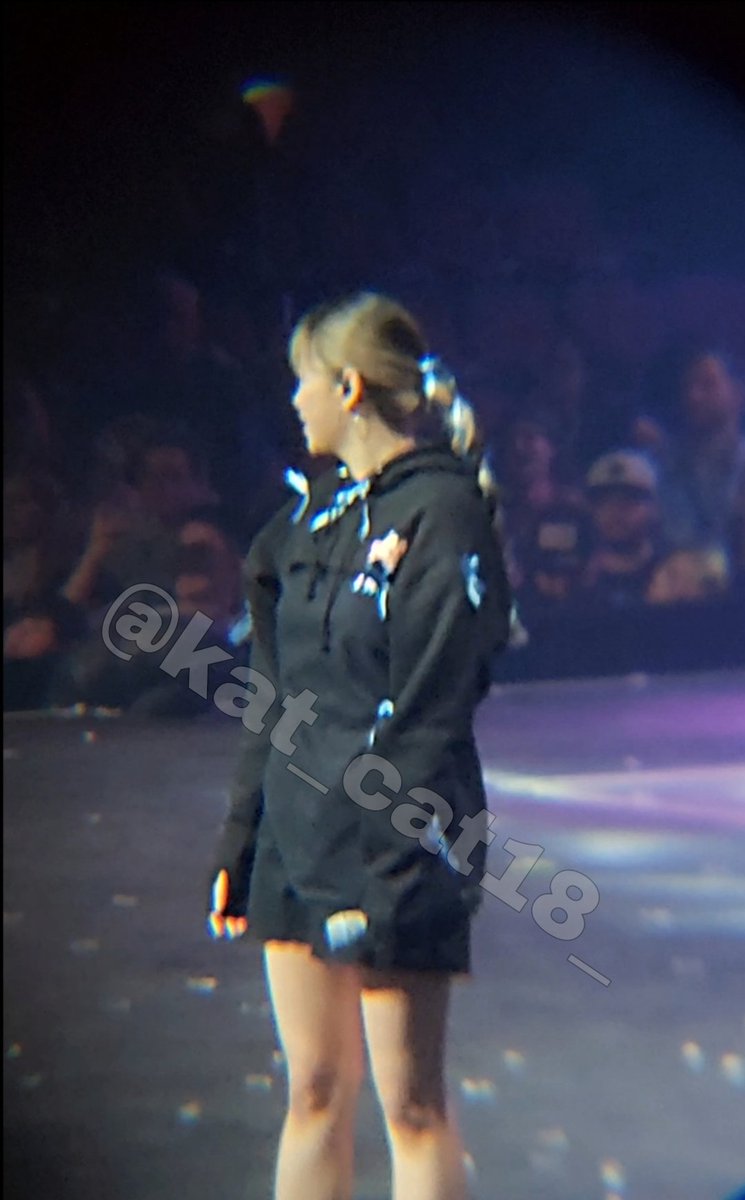 kat_cat18_'s tweet photo. Pt.2 Day 1 || #MomoTwice #Chaeyoung #JEONGYEON #SANA #TWICE_5TH_WORLD_TOUR #TWICE_5TH_WORLD_TOUR_IN_CHICAGO #TWICEinCHICAGO https://t.co/L8s7M5kTtO