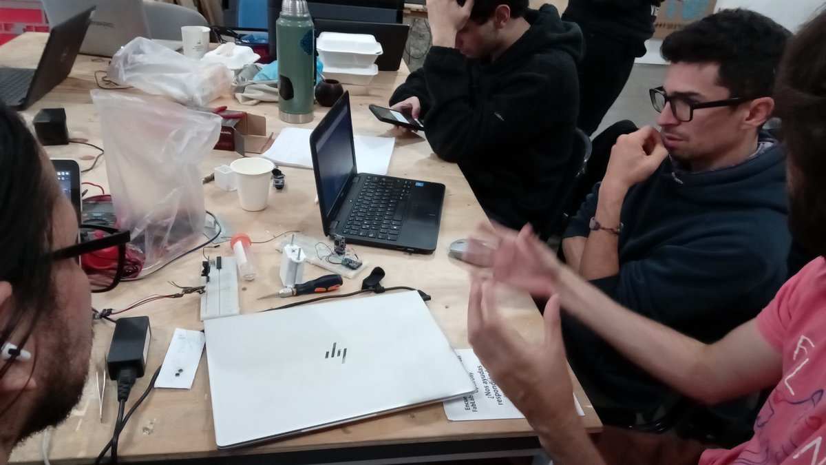 regosh_libre's tweet photo. ¡Últimos minutos armando los equipos de #herramientaslibres2023!  Camila Saveika y Cecilia Carrillo ultiman detalles del conductímetro abierto. Kevin Poveda muestra el colorímetro. @antoni_protoni, @AlejoBonifacio y @naikymen terminan el data logger. https://t.co/KZXBvjaFE6