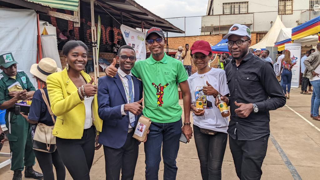 EuniceNoad's tweet photo. #FoireIndependanceBukavu
En tant qu'entrepreneur,je suis heureuse d'avoir participé à ce grand événement qui a rassemblé bcp de jeunes de la ville de #Bukavu épris par l'ambition d'une indépendance économique à travers une cohésion sociale et d'un souhait de réussir ensemble https://t.co/StimOTDy2A