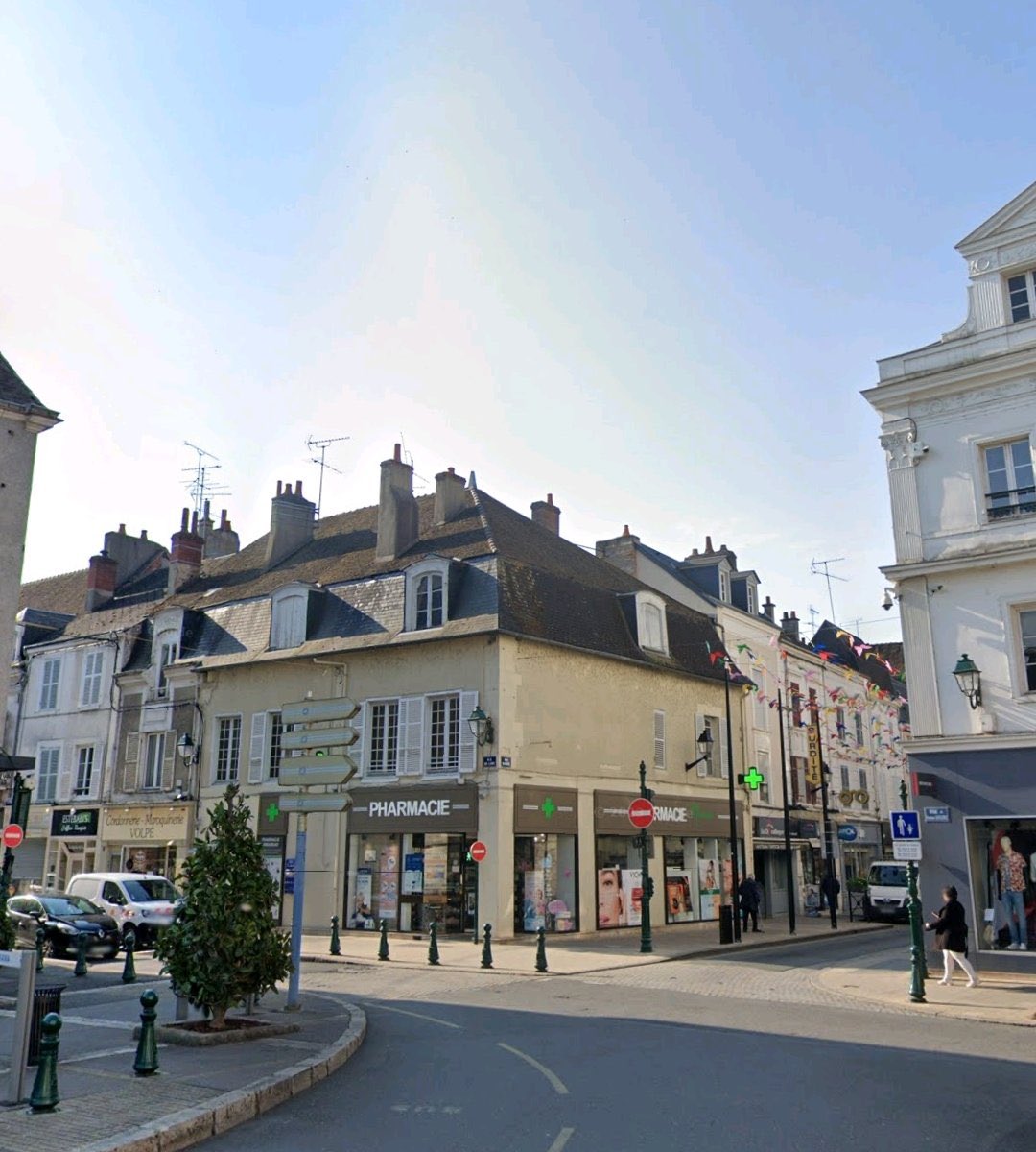 Carene1984's tweet image. Montargis avant/après
Plus de 200 émeutiers ont mis à sac le centre ville. La pharmacie s’est effondrée, une soixantaine d’autres magasins ont été attaqués dans cette ville de seulement 14 000 habitants.
Du jamais vu !