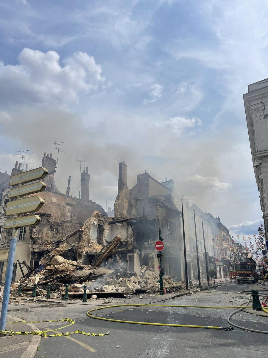 Carene1984's tweet image. Montargis avant/après
Plus de 200 émeutiers ont mis à sac le centre ville. La pharmacie s’est effondrée, une soixantaine d’autres magasins ont été attaqués dans cette ville de seulement 14 000 habitants.
Du jamais vu !