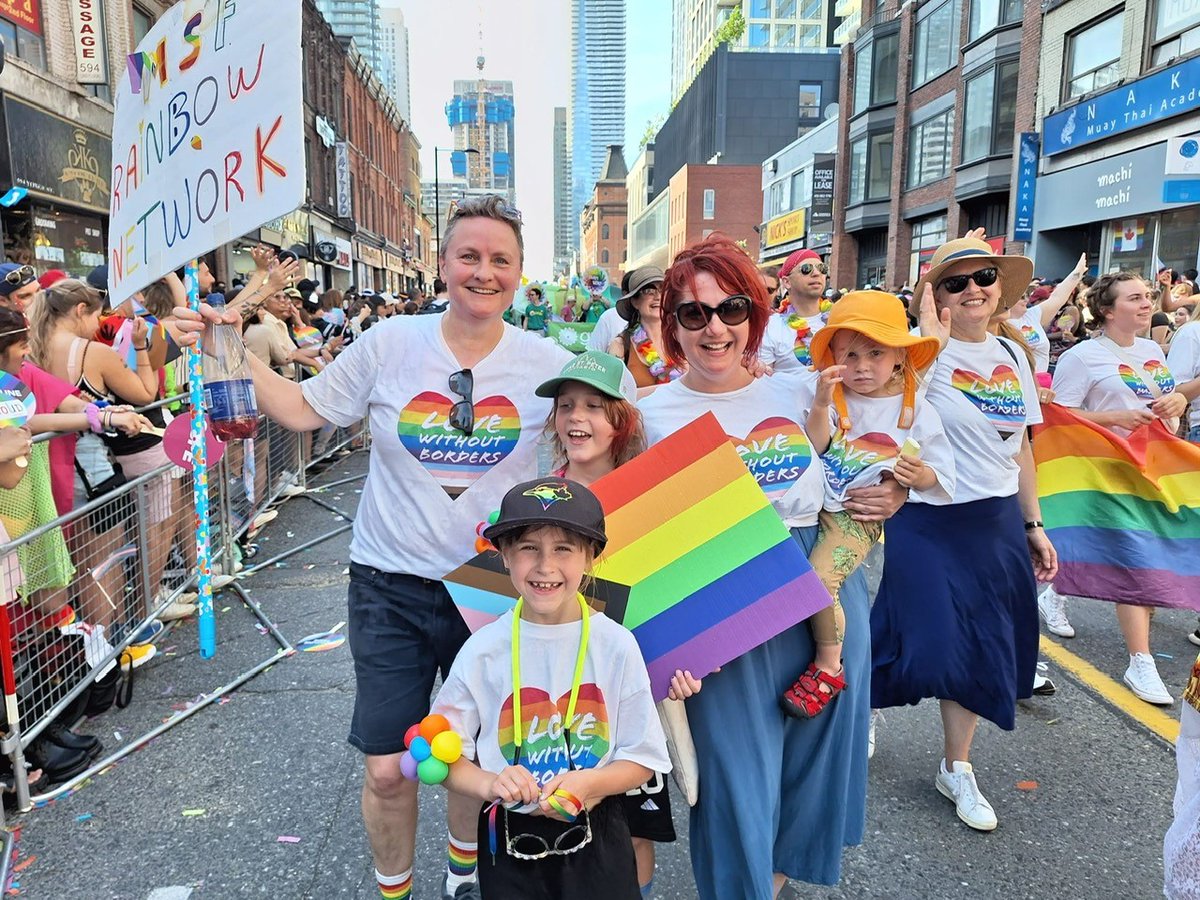 🌈  Nous étions plusieurs membres de l'équipe de MSF Canada au défilé de la #Pride de Toronto. 

Pourquoi? Pour montrer notre solidarité avec les personnes 2ELGBTQIA+ du monde entier. 

Nous célébrons ces communautés pendant le #Moisdesfiertés et toute l'année !