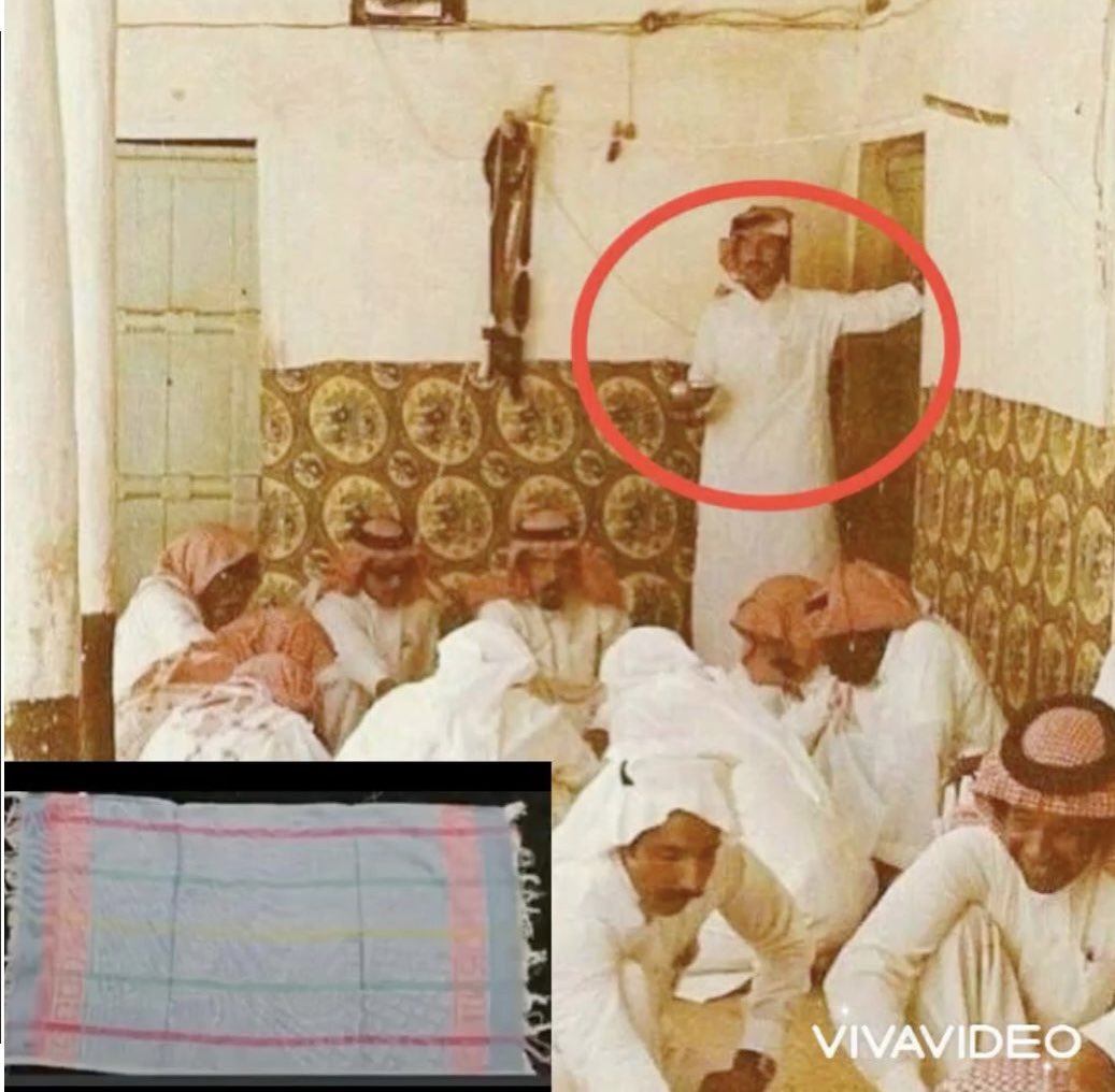 (مَن منكم وقف هذا الموقف أو حضره؟)
-كان أصحاب الوليمة، وكذا أهل البيت يشربون الماء من إناء واحد يُدار بينهم.
-وكانت المناديل عبارة عن فوطة يمسك بها أحد الصغار عند المغسلة، تُدار على الجميع.
-ومن وظائف الفوطة: حفظ الخبز عند إحضاره من الخباز.
-ونسبة التسمم (صفر) بحمدالله وفضله.

من