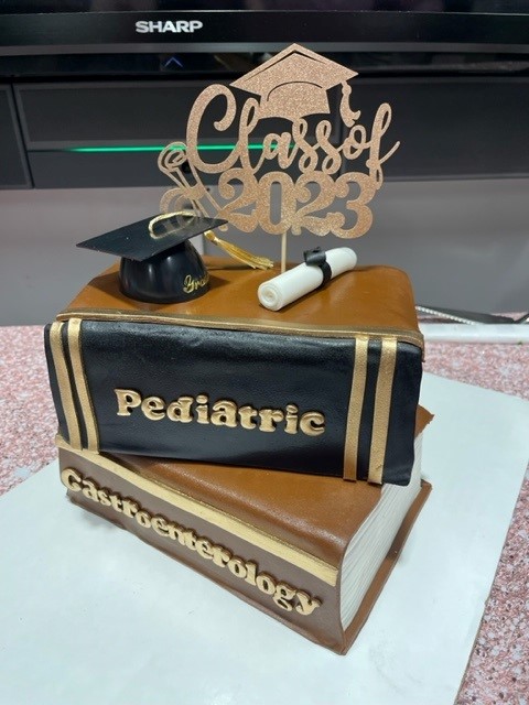 MontefiorePeds's tweet photo. Last week, #Pediatric #Gastroenterology Fellowship Coordinator Ebony Stewart surprised this year’s graduating fellows with a beautiful hand-decorated (and delicious) cake. Thank you for the sweet treat, Ebony! 🍰🎉🥳 #CHAMily @EbbLoveCakes @MonteGastro @MontefioreNYC https://t.co/eGRk4SqTGX
