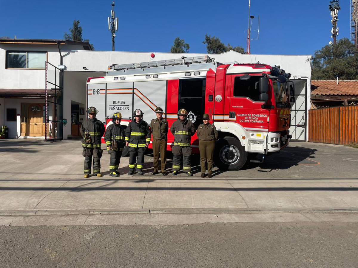 #Peñalolen: @El Comisario de la 43ª Comisaría Peñalolén Teniente Coronel Don Bernardo Leiva Delgado,  visita y saluda afectuosamente al Personal de la 8va. Compañia de Bomberos Peñalolén por  conmemorarse el 172 Aniversario de Bomberos de Chile.
#CarabinerosDeTodos