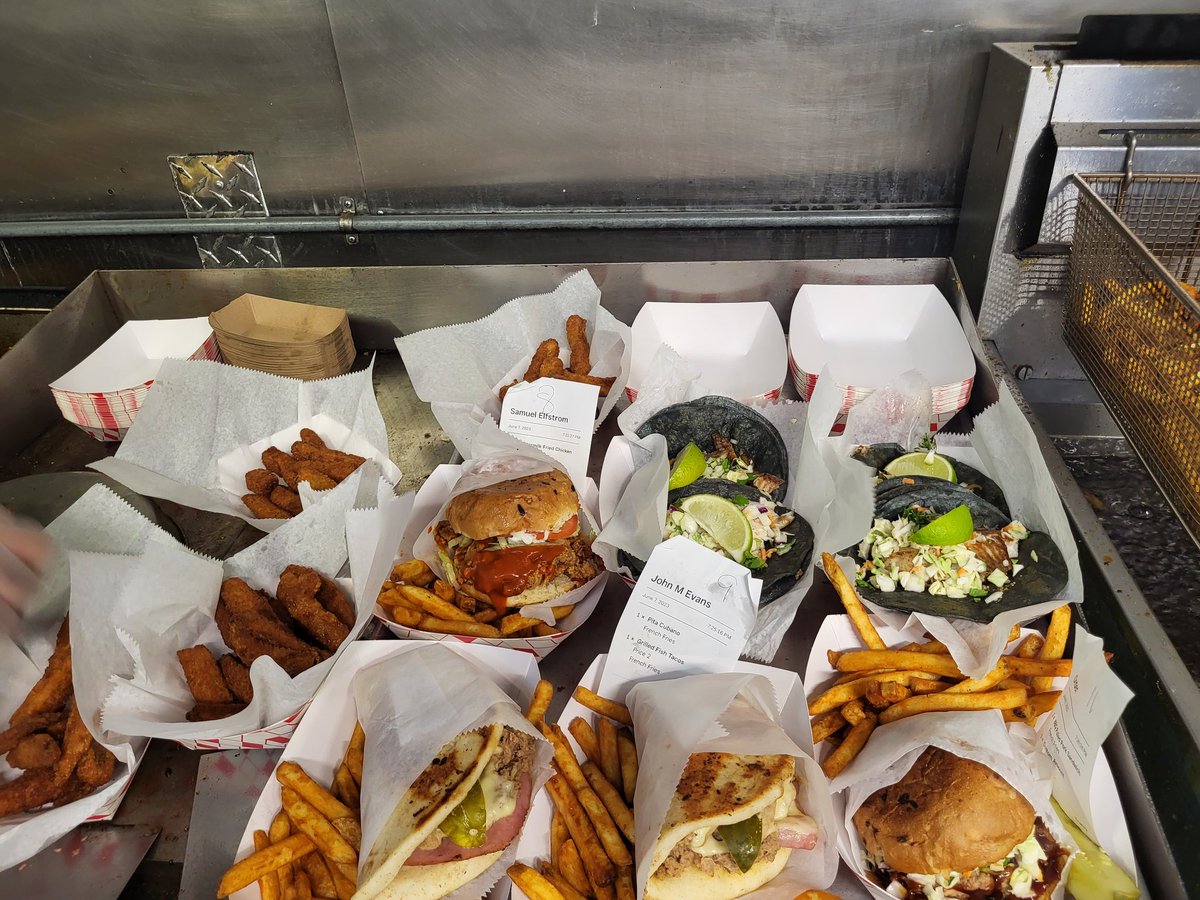 Happy #NationalFoodTruckDay❣️
#KnockoutChicagoDog❗️ #HaveAnItalianIceDay❣️<a href="/LuceLineBrewing/">Luce Line Brewing</a> #GetLuce🤠