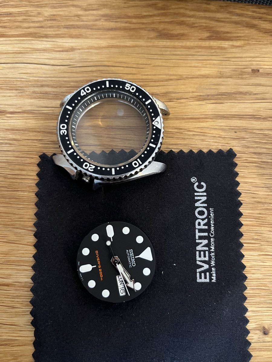jonfry22's tweet photo. Would never have been brave enough to tinker with a working watch, but since this one broke* I opened it up. 

Absolutely fascinating. No idea if I’ll get it working again but enjoying exploring. New appreciation for mechanical watches. 

*”delicate” 2 year old hands + sea water https://t.co/kSTh8M4pxi