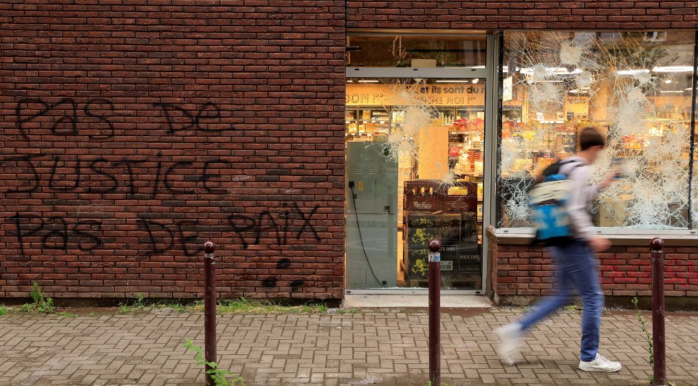 France is boosting police numbers to deal with any rioting Friday night to 45,000 nationwide. #FranceRiots 

🔴 LIVE updates: aje.io/8jlv