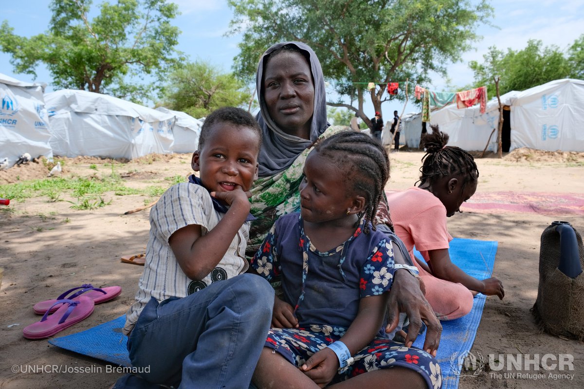 🕊️ "Je veux inscrire mes enfants à l’école coranique, pour qu’ils soient bien éduqués et vivent en paix."

Fatma a fui la violence au Soudan. Sans son mari, décédé, elle a pris le chemin de la #Centrafrique avec ses enfants et est aujourd'hui installée sur le site Korsi, à Birao.