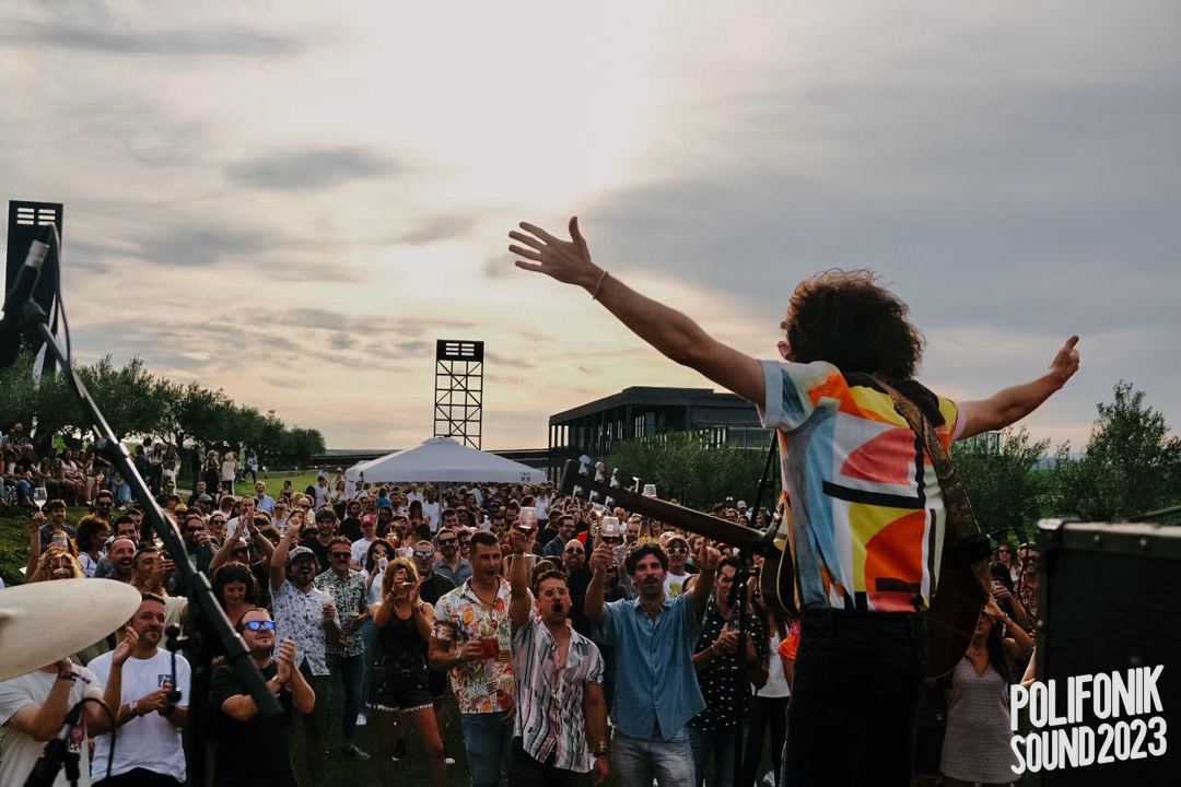 polifoniksound's tweet photo. Ver el atardecer en Bodega LAUS disfrutando con Ángel Stanich, es un buen plan para comenzar PolifoniK2023.
#bodegalaus #polifonik2023
📷 @luxxus_projects https://t.co/HDWYFzlQoO