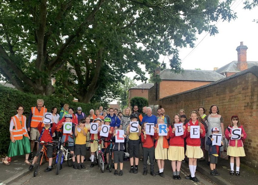 @goSHIFTscheme @theJeremyVine @mikerouseuk @LyndonBracewe11 @StGeorgesRCWorc @MelAllcott @BikeWorcester Day #5 of our unofficial #schoolstreet trial! Massive support still & big end of the week photo!
It’s been an intense but amazing week!!! THANK YOU FOR YOUR SUPPORT EVERYONE 😀👏🏻👏🏻

Now looking fwd to next steps with @mikerouseuk & @WorcsTravel 

@theJeremyVine @carlafrancome