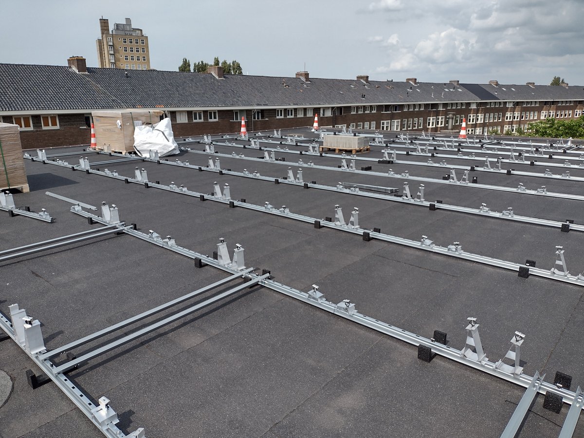 128 #zonnepanelen van <a href="/zuiderlicht/">Energiecoöperatie Zuiderlicht</a> op devoormailige synagoge aan de Lekstraat. Een mijlpaal van onze eerste coöperatieve panelen op een #rijksmonument.