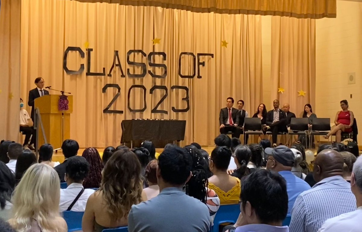 RaymondChoPC's tweet image. 🎓Congrats to #ClassOf2023 at @TDSB_BandBPS in #ScarbTO! You did it! 🎉
A bright future awaits you. You are all future stars ready to shine as you start Grade 9 this Fall. ✨

Shout-out to the parents, teachers, and staff who supported you along the way.
#Grade8 #GraduationDay