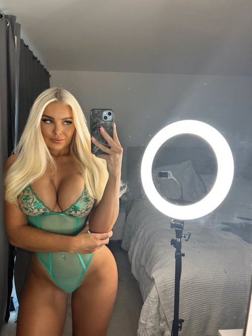 where would you finish?

a) my face
b) my big titties
c) both https://t.co/9osev5winW