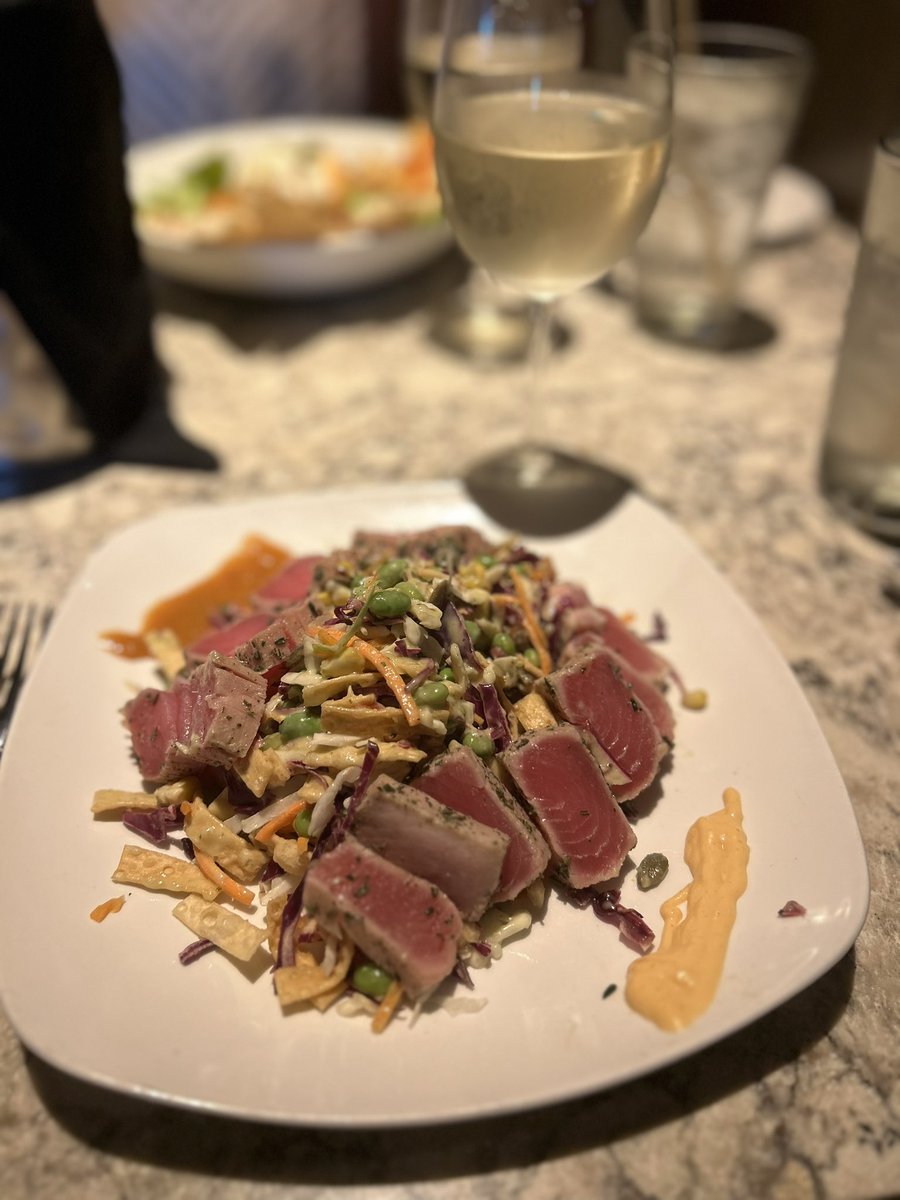 TNVolbabe's tweet image. Lunch with my sister @SarahCourtneyHH So dang good!!🥂🥂🥂🥂@FirebirdsGrill #ahituna #buratta