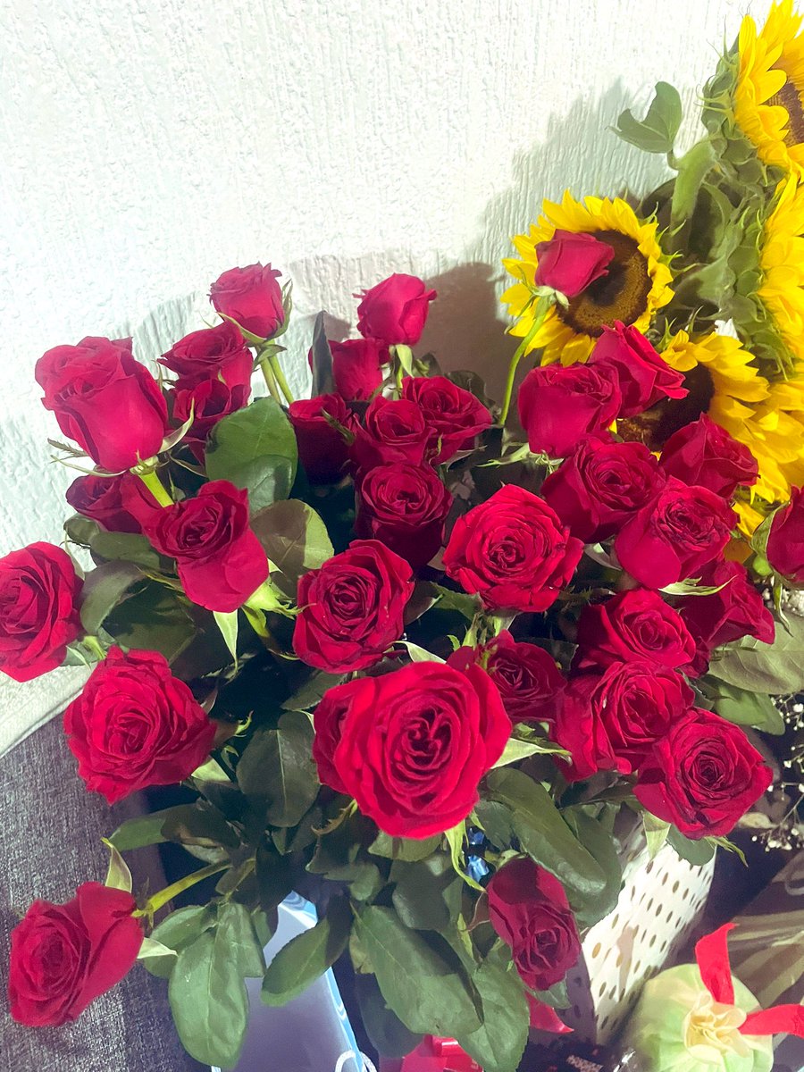 HassielCorona's tweet photo. Amo 🥰 que me regalen flores 🌹🌻 
#HassielCorona #HC33 https://t.co/VmsRm09krn