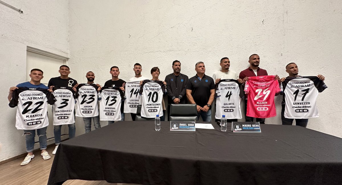 ¡Presentación oficial refuerzos <a href="/Club_Queretaro/">Gallos Blancos 🐓</a>! 💙🖤