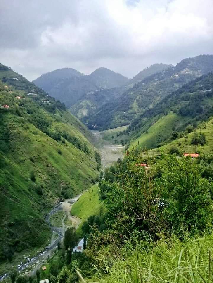 Samudra Khatta (Nathiagali) which is also famous for a waterfall. Tourists usually go back from this artificial waterfall. If a little more effort is made, there are two tracks along the waterfall, one that goes down along the channel and one that goes up.