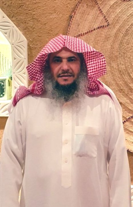 حبستُ نفسي في البيت عدة سنوات، وذهبتُ أقرأ في اليوم والليلة أكثرَ من ثلاث عشرة ساعة، لا يصرفني عن القراءة إلا دموع عيني من فرط الجهد، لم أكن في تلك الأيام أتنفس من رئتيّ، كنت ألتقط أنفاسي من ثقوب الكلمات...عبدالله الهدلق