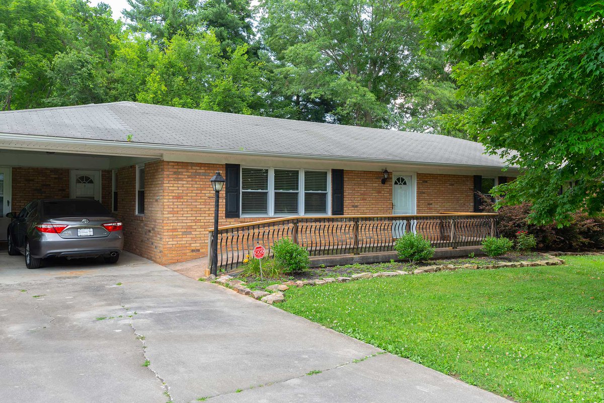 ExecutivePlaces's tweet photo. AVAILABLE NOW: Our newly remodeled and fully-furnished three (3) bedroom, three (3) bathroom Collins Street executive home is available now in Morristown, TN. Featuring short-term and long-term options. Call 423-317-7657 for more information today! https://t.co/jJyY2wXUv6