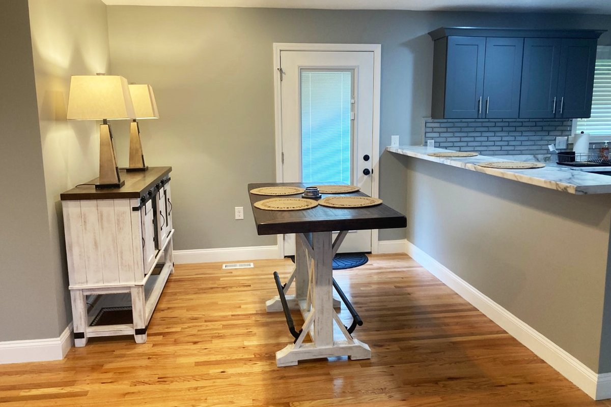 ExecutivePlaces's tweet photo. AVAILABLE NOW: Our newly remodeled and fully-furnished three (3) bedroom, three (3) bathroom Collins Street executive home is available now in Morristown, TN. Featuring short-term and long-term options. Call 423-317-7657 for more information today! https://t.co/jJyY2wXUv6