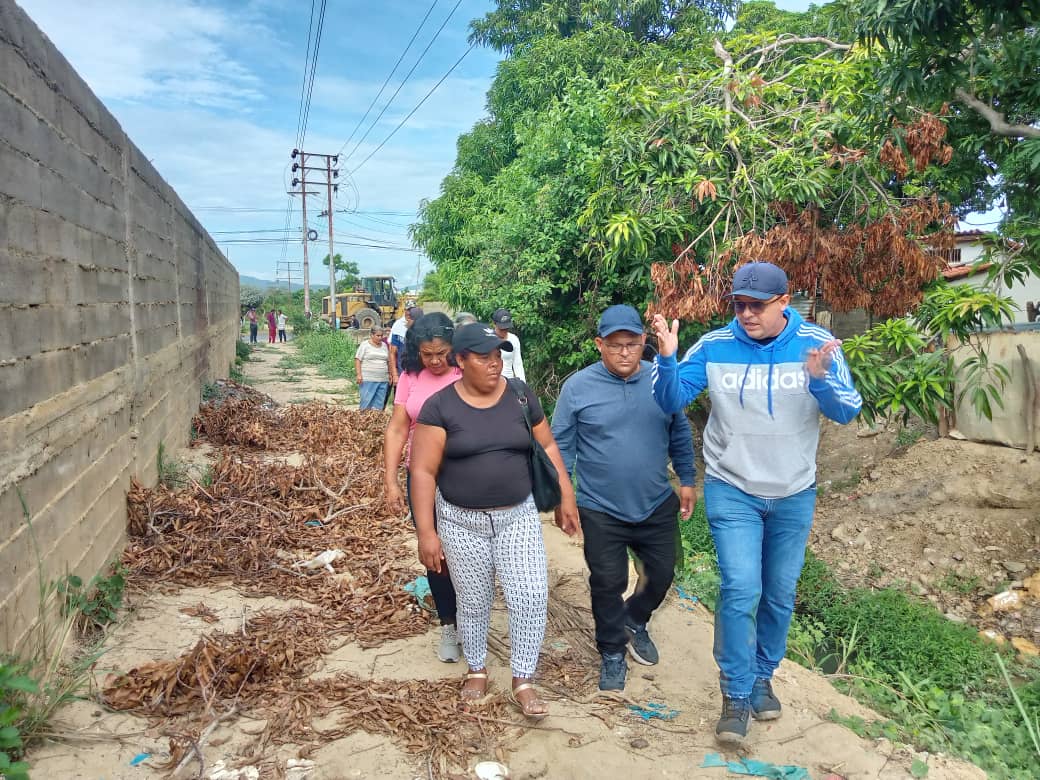 El Jueves 29Jun, Por instrucciones del Alcalde Luis Javier Sifontes y al apoyo de nuestro Presidente Nicolas Maduro, se dió inicio a los trabajos de limpieza y desedimentacion del canal INAM-CAMPECHE en Boca de Sabana.
#Sucre #SucreEnVictoria1X10 #ForoDeSãoPauloEsIntegración