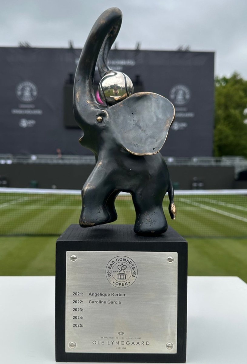 🇵🇱 Urocze trofeum za zwycięstwo w Bad Homburg.

🇬🇧 Lovely trophy for winning in Bad Homburg.

📸 #BadHomburgOpen | Instagram