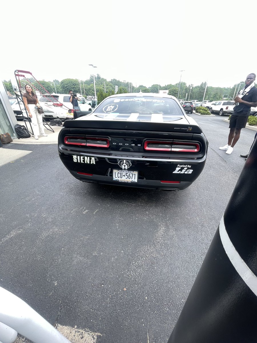 Big thank you to @LiaAutoGroup as @durugordon and SMO took delivery of a custom wrapped Dodge Challenger. Look for Sean and the SMO car around the capital area this year! #nil #scatpack #hemi