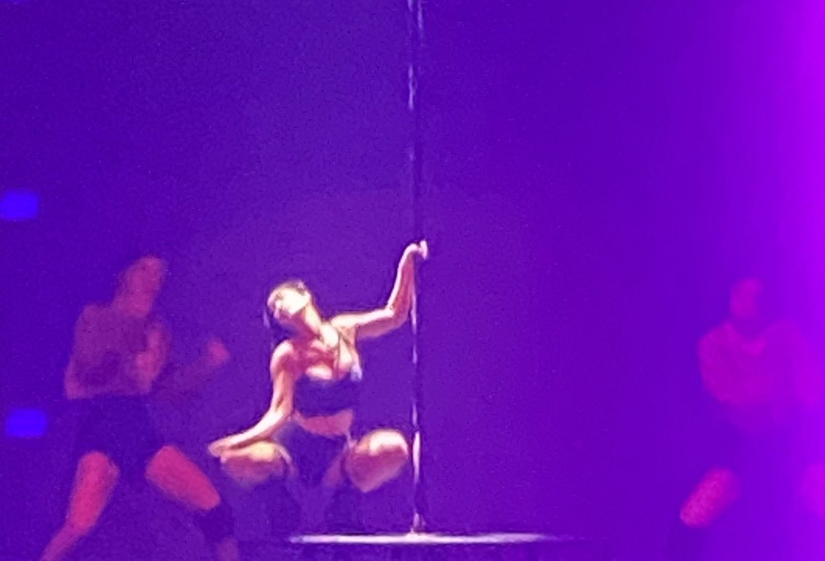 BigantOW2's tweet photo. I got these cool pics of Momo 

#READYTOBE_IN_CHICAGO_D2 #RTBinChicago #TWICE_5TH_WORLD_TOUR https://t.co/rTe7XTtbRm
